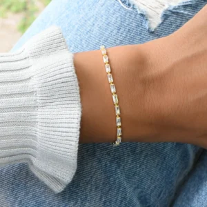 Minimalist Baguette Cut Diamond Tennis Bracelet in 14K Yellow Gold – Sleek & Modern Everyday Luxury Delicate Straight Line Bracelet Featuring Vertical Baguette Diamonds in Prong Setting – Elegant Stackable Jewelry