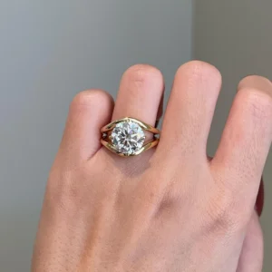 A luminous moissanite set in pure silver for a look that feels effortlessly rich Where bold sparkle meets clean, modern design Created to turn simple gestures into lasting impressions