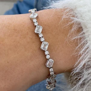 Crystal Segments Structured Design A Refined Wrist Statement Balancing Precision, Light, and Modern Elegance Facet 14K Gold Bracelet for Women with Sculpted Emerald Cut