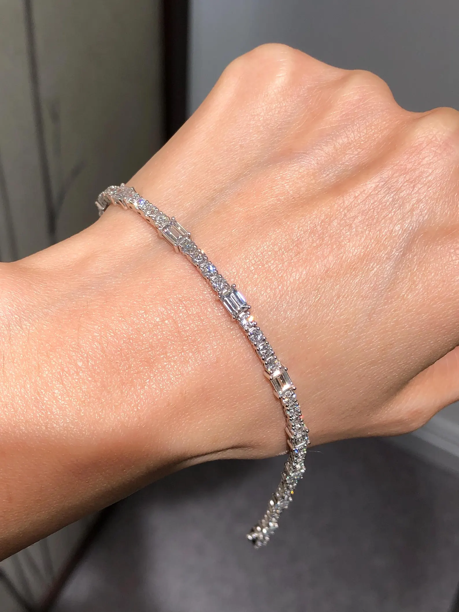 Pulse 14K Gold Bracelet for Women with Continuous Crystal Rhythm in a Sleek Chain Design A Contemporary Wrist Essential for Refined Everyday Expression